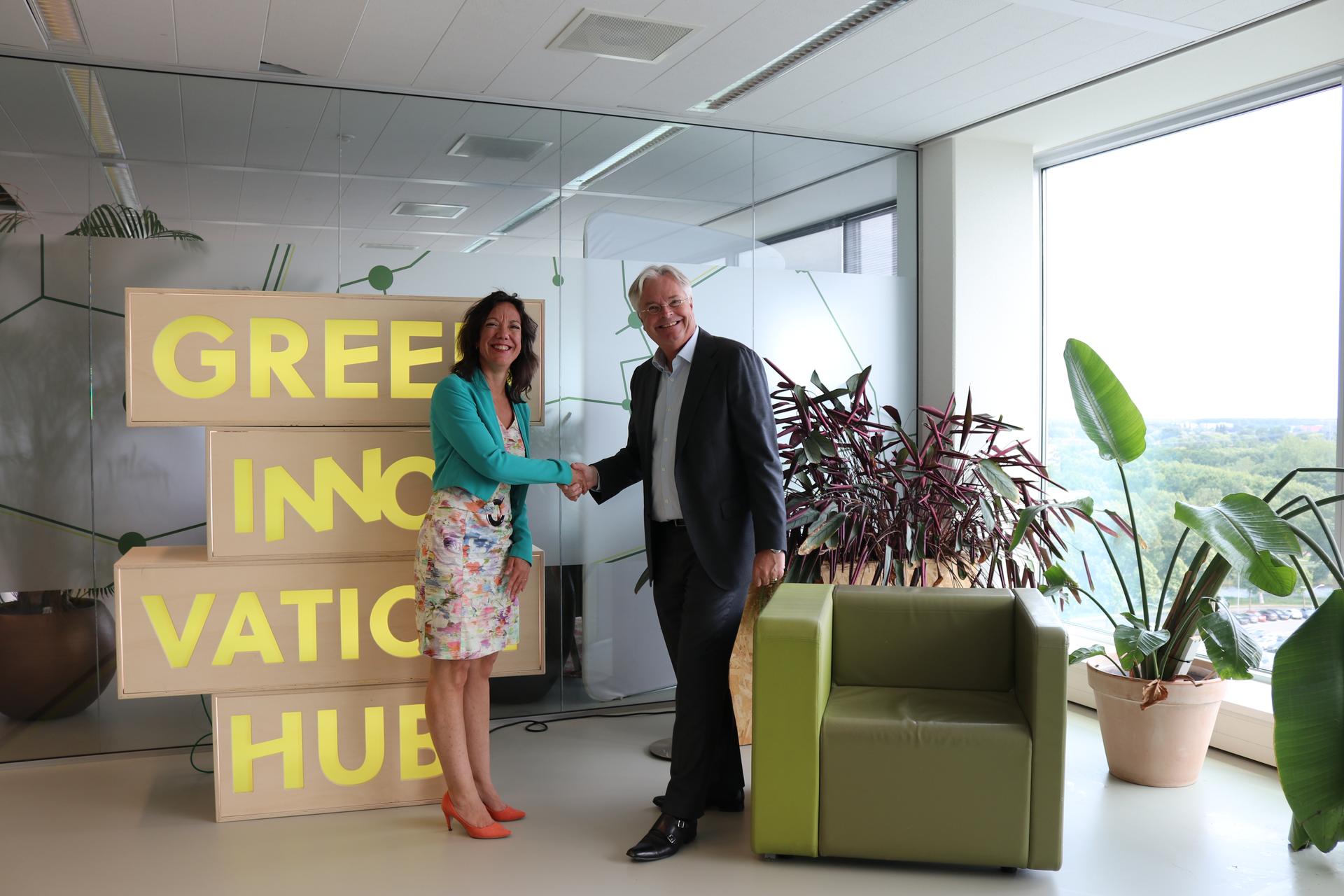 Maaike Veeningen en Eric-Mark Huitema, directeur High Tech NL.