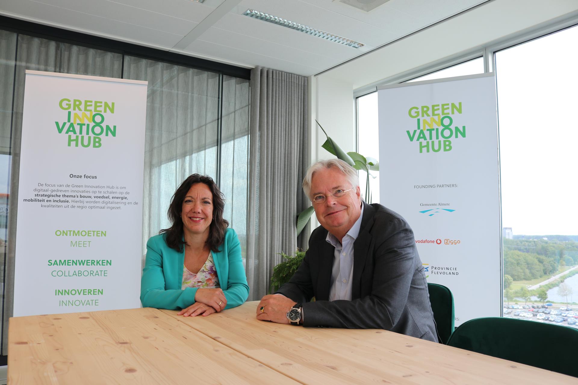 aan tafel Maaike Veeningen en Eric-Mark Huitema, algemeen directeur High Tech NL